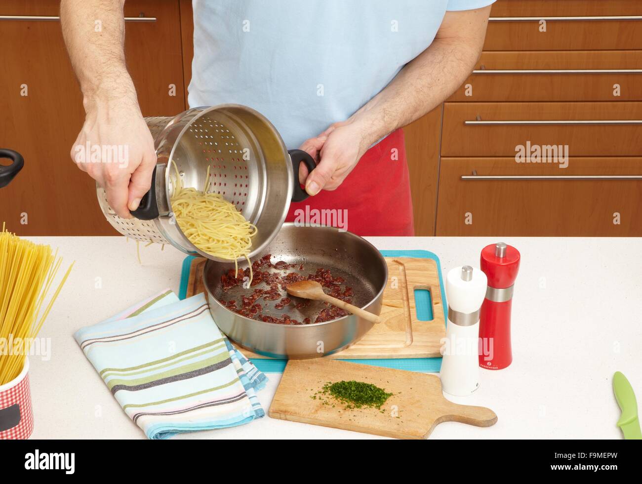 Spaghetti carbonara + steps Stock Photo Alamy