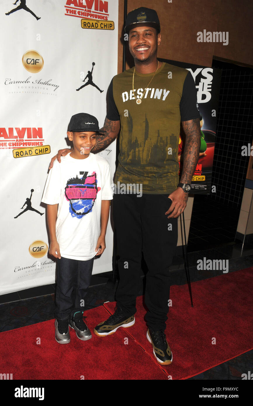 Carmelo Anthony mit Sohn Kiyan beim Charity-Screeening des Kinofilms 'Alvin and the Chipmunks: The Road Chip/Alvin und die Chipmunks: Road Chip' im Regal E-Walk Movie Theater. New York, 15.12.2015/picture alliance Stock Photo