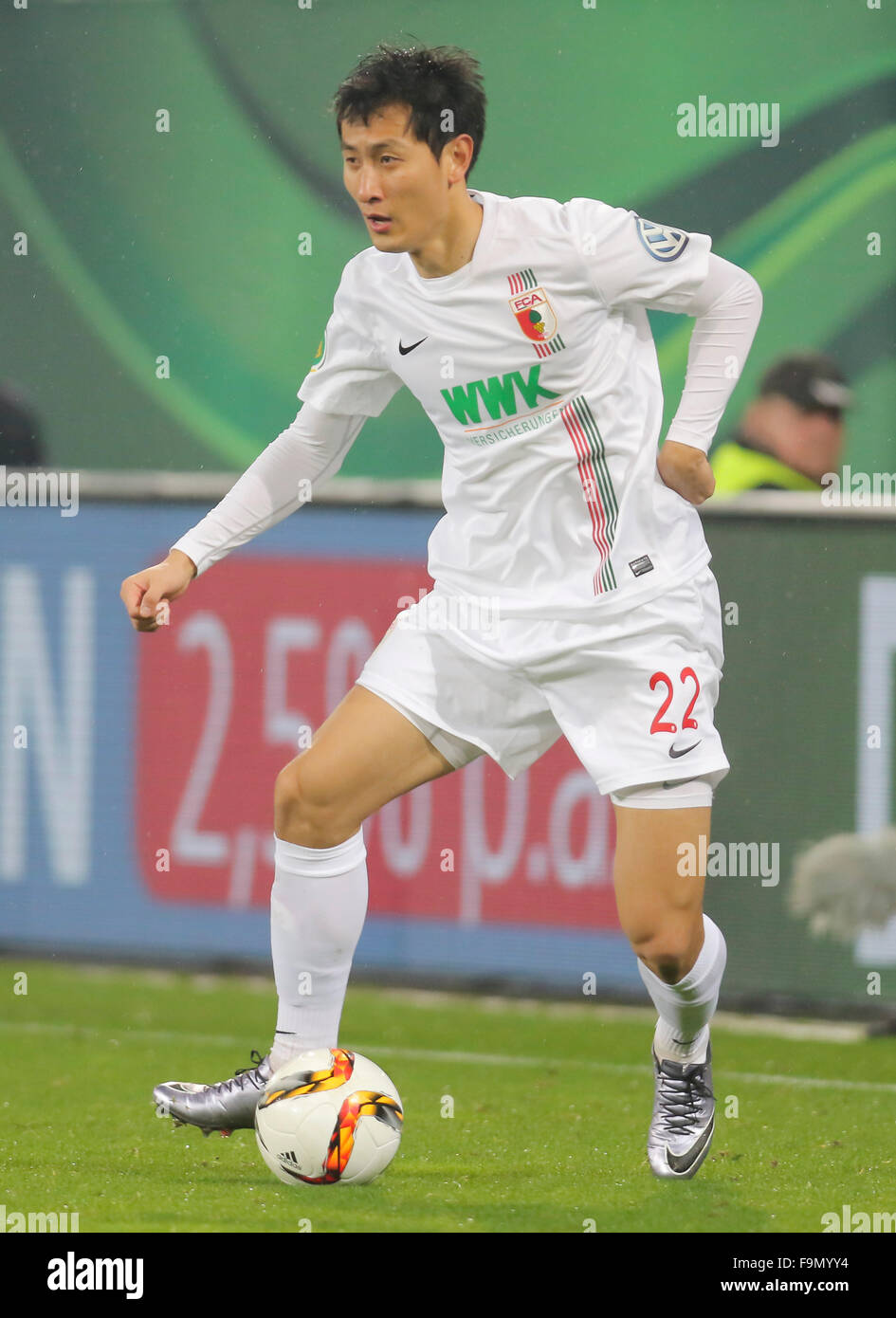 Augsburg, Germany. 16th December, 2015. Dong-Won JI, FCA 22 in single action with the ball in the  DFB Cup match FC Augsburg - Borussia Dortmund 0-2 at WWK-Arena on December 16, 2015 in Augsburg, Germany.  Credit:  Peter Schatz / Alamy Live News Stock Photo