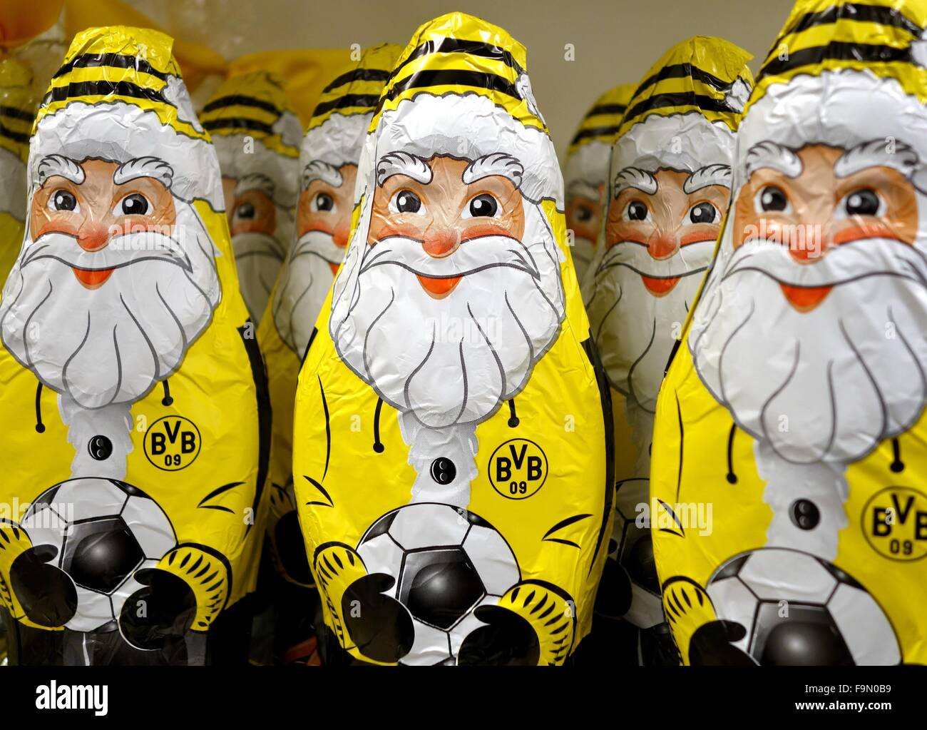 Chocolate santas featuring the lettering "BVB 09" pictured in Berlin,  Germany, 5 December 2105. PHOTO: SOEREN STACHE/DPA Stock Photo - Alamy