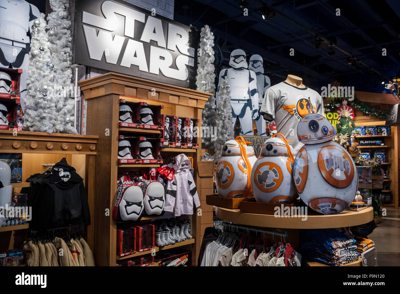 Disney store shelves hi-res stock photography and images - Alamy