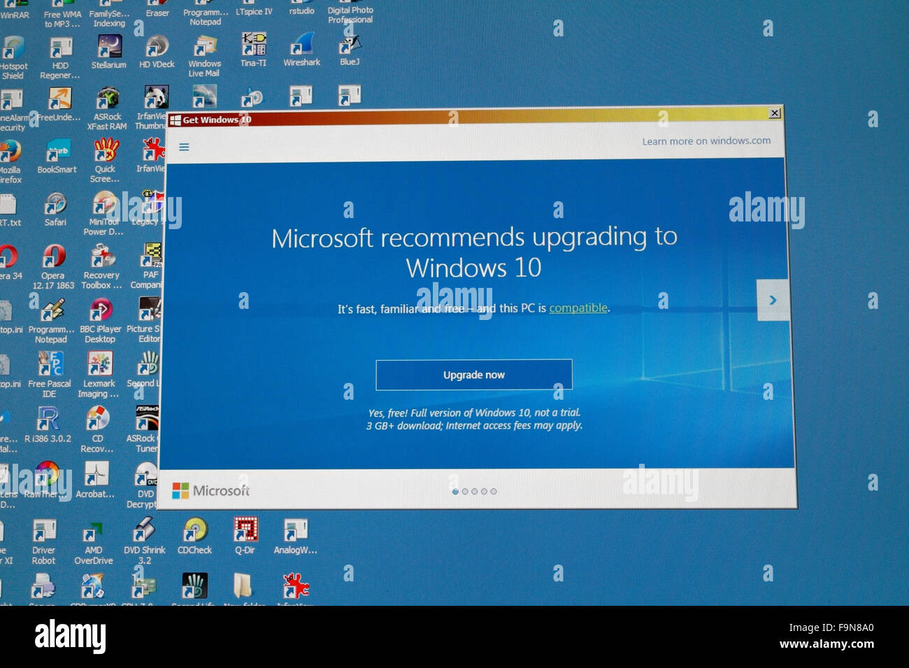Microsoft Windows 10 upgrade notice on computer screen Stock Photo