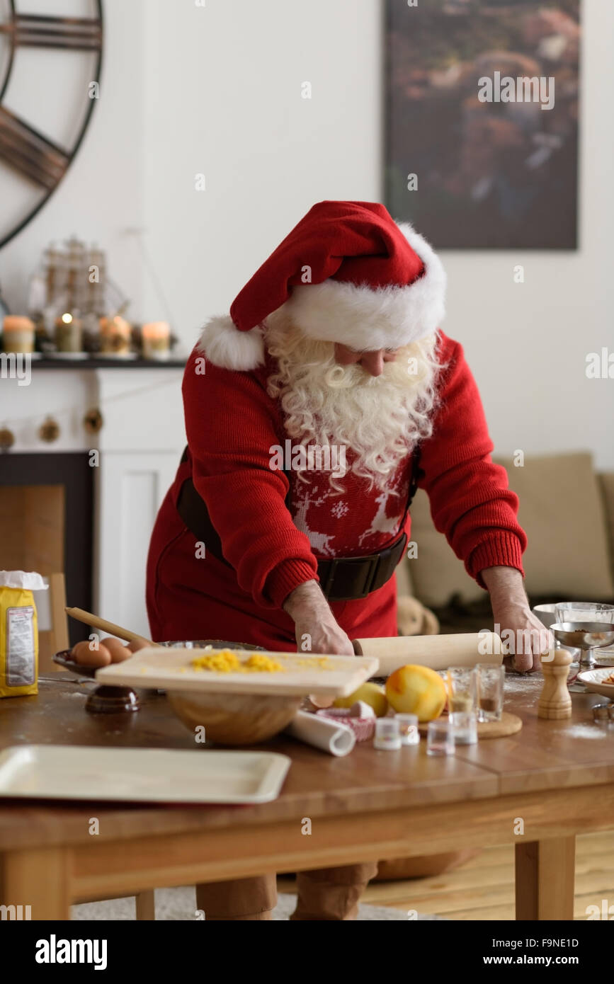 Mature man cooking christmas hi-res stock photography and images - Alamy