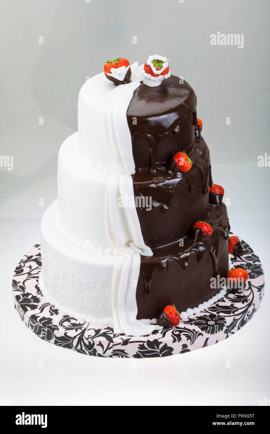 Big red white wedding cake hi-res stock photography and images - Alamy