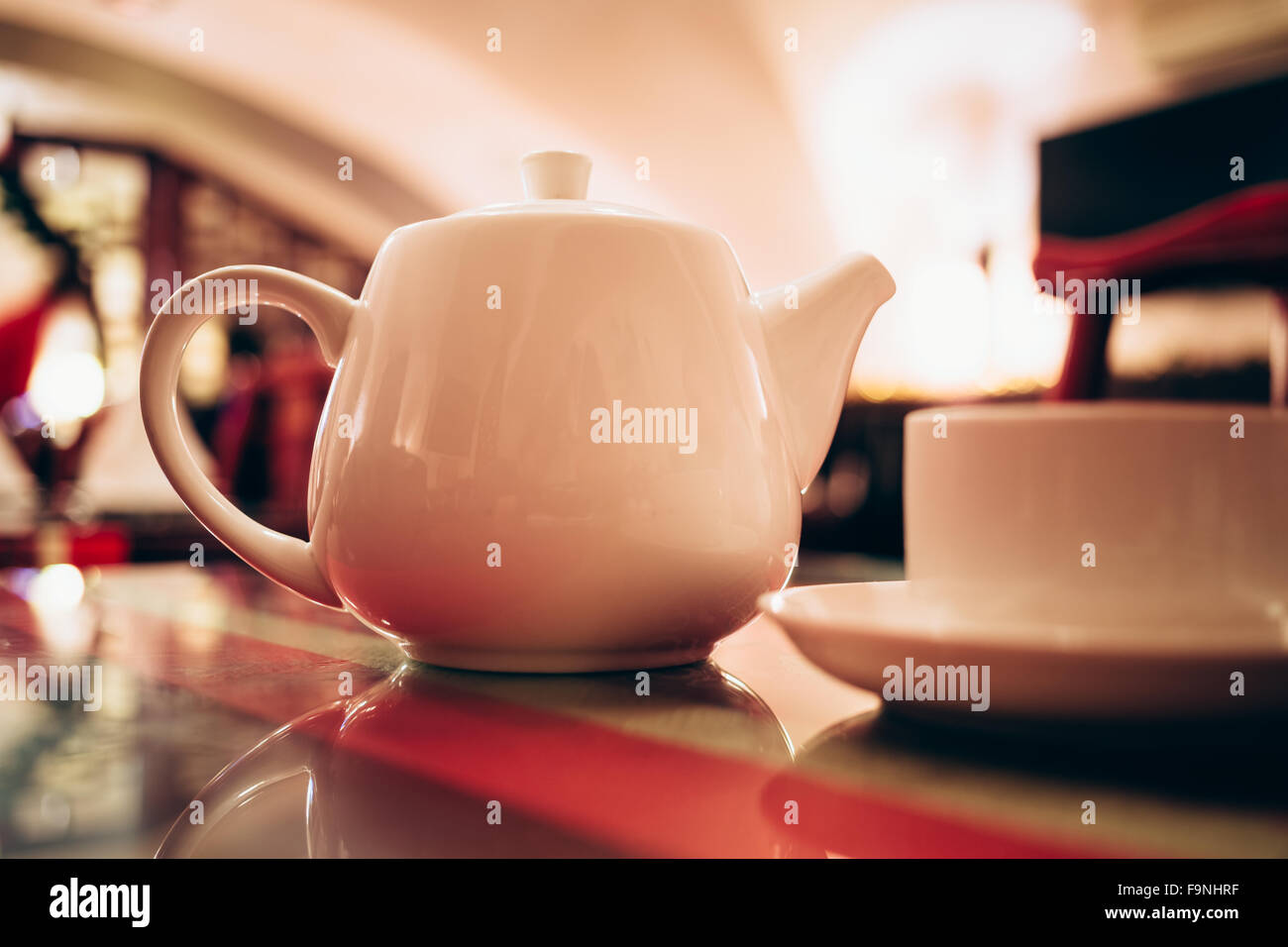 White teapot and teacup at restaurant Stock Photo Alamy