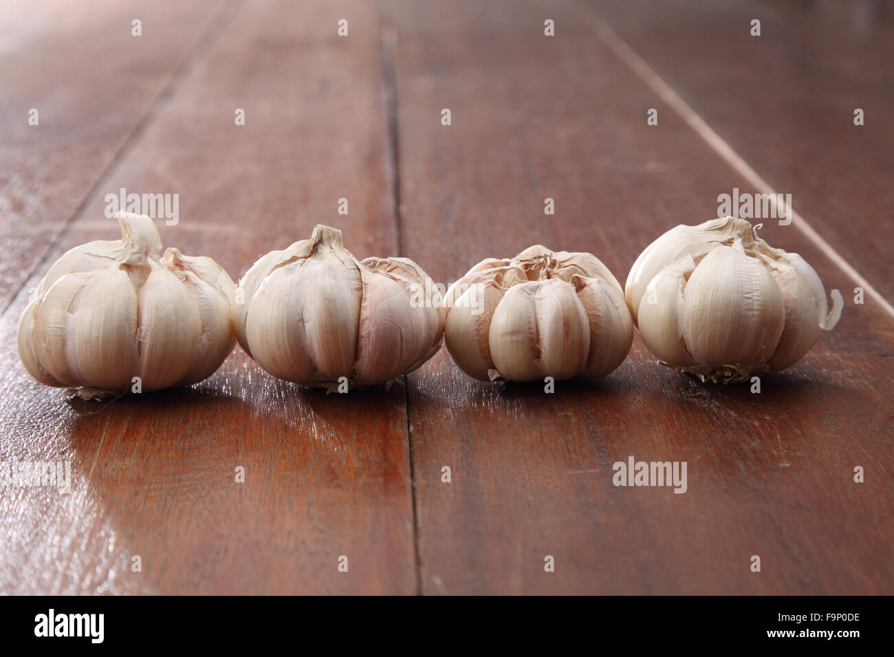 Purple garlics hi-res stock photography and images - Alamy