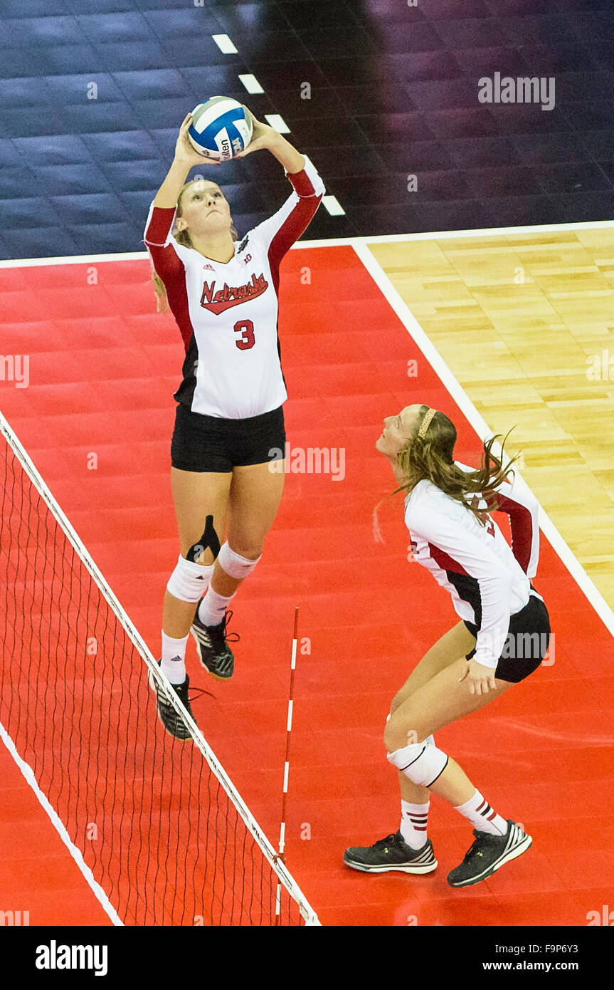 Omaha, NE. USA. 17th Dec, 2015. Nebraska setter Kelly Hunter 3 in