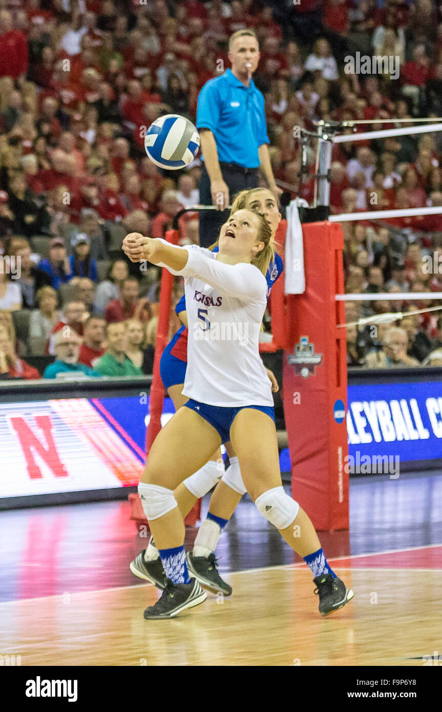 Omaha, NE. USA. 17th Dec, 2015. Kansas libero/DS Cassie Wait 5 dig in