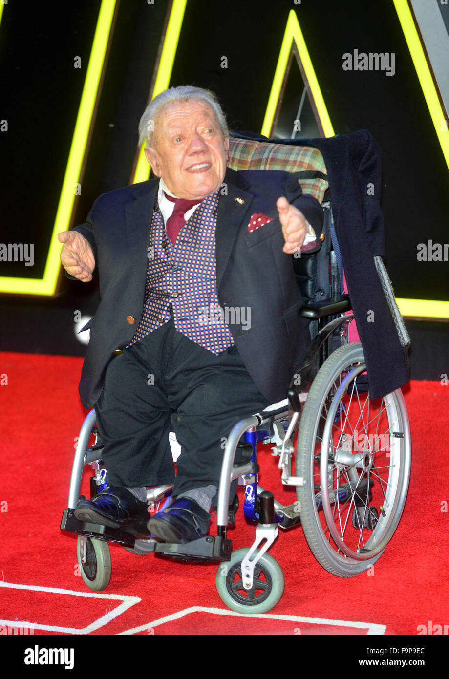 Kenny Baker at the STAR WARS: THE FORCE AWAKENS, European Premiere in  Leicester Square, London on the 16th December 2015 Stock Photo - Alamy, image size:919x1390