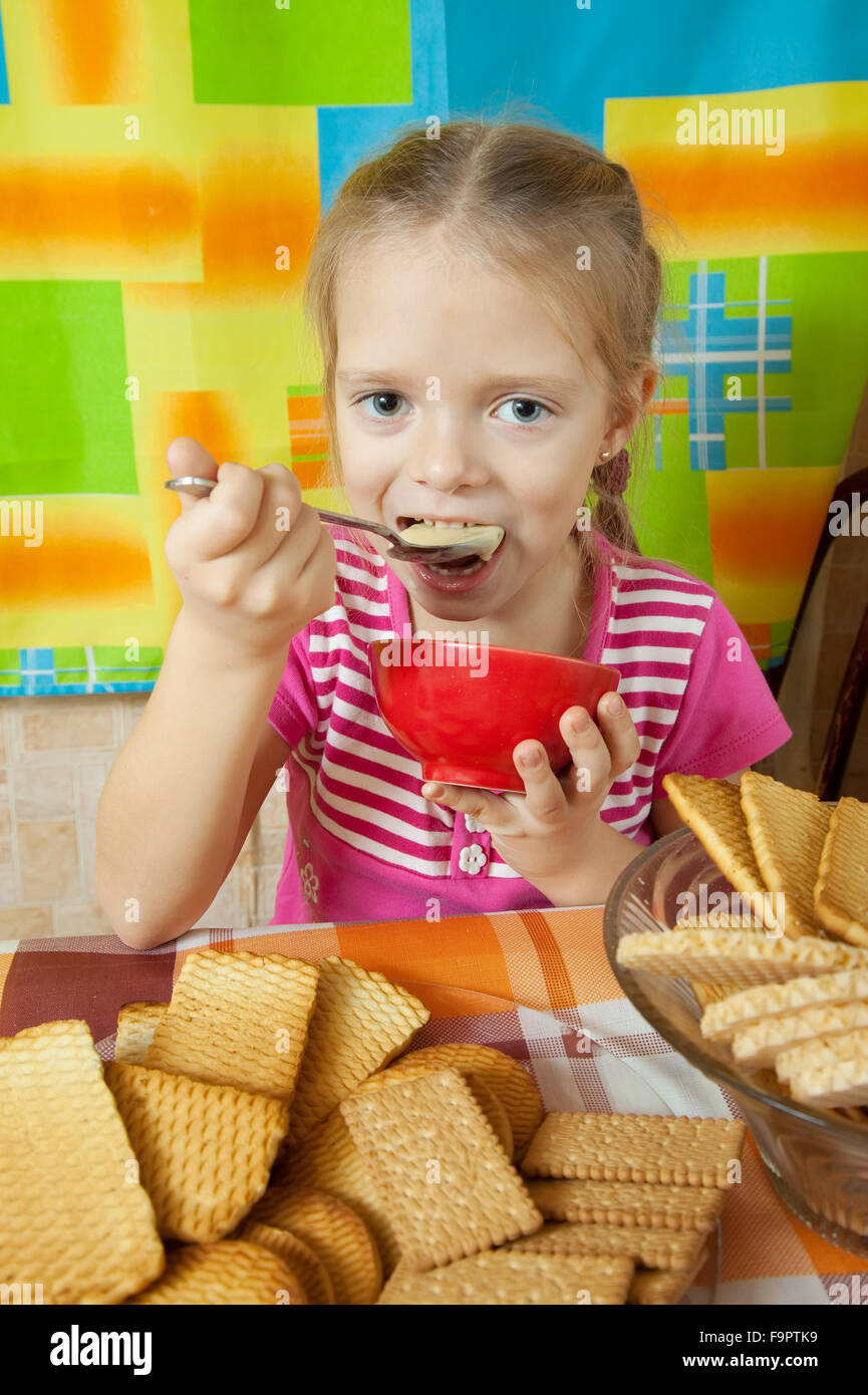 Milked eat. пить кефир. девушка с молоком. угарная чика с телефоном lets eat с губами. красивая женская грудь с молоком.