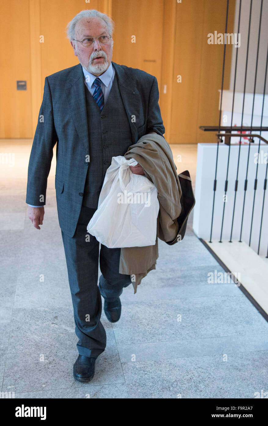 Wiesbaden, Germany. 18th Dec, 2015. Lutz Irrgang, former head of the Hessian state office for the protection of the constitution arrives to testify infront of the investigation committee on the terror group National Socialist Undergroung (NSU) at the state parliament in Wiesbaden, Germany, 18 December 2015. A staff member of the state office was suspected to be connected to the murder of the owner of a cybercafé. Photo: Boris Roessler/dpa/Alamy Live News Stock Photo