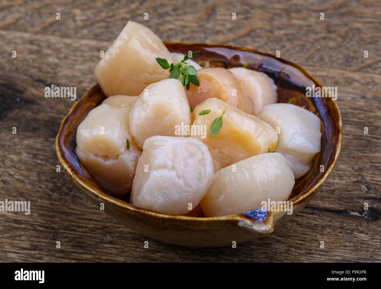 Raw scallops with thyme ready for cooking Stock Photo Alamy