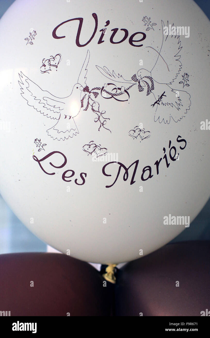 White balloon with the inscription 'long live the newlyweds' in French to celebrate a wedding. Stock Photo