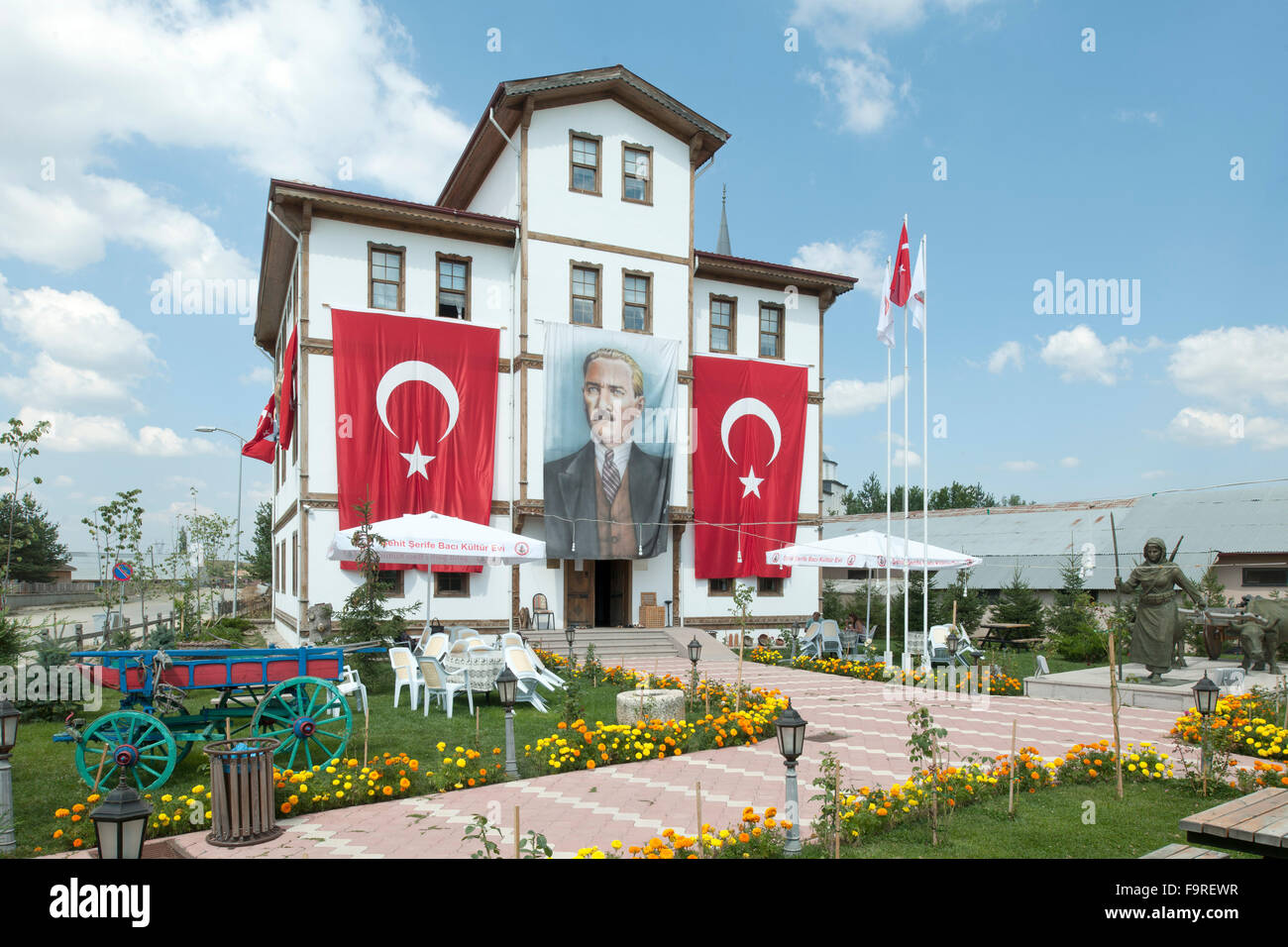 Türkei, westliche Schwarzmeerküste, Seydiler nördlich von Kastamonu, Hotel und Kulturhaus, mit Feiertagsbeflaggung (Seydiler Ser Stock Photo