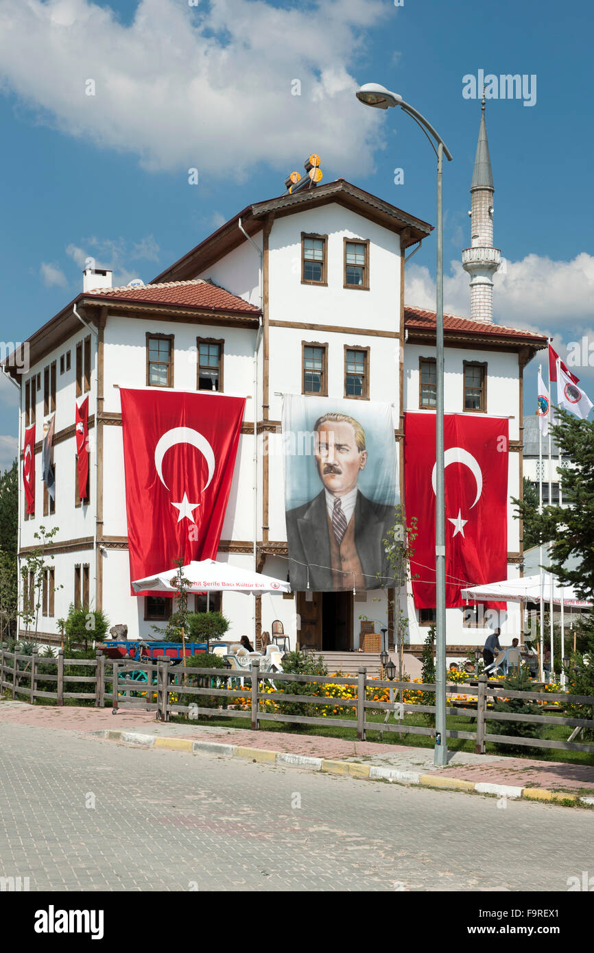 Türkei, westliche Schwarzmeerküste, Seydiler nördlich von Kastamonu, Hotel und Kulturhaus, mit Feiertagsbeflaggung (Seydiler Ser Stock Photo