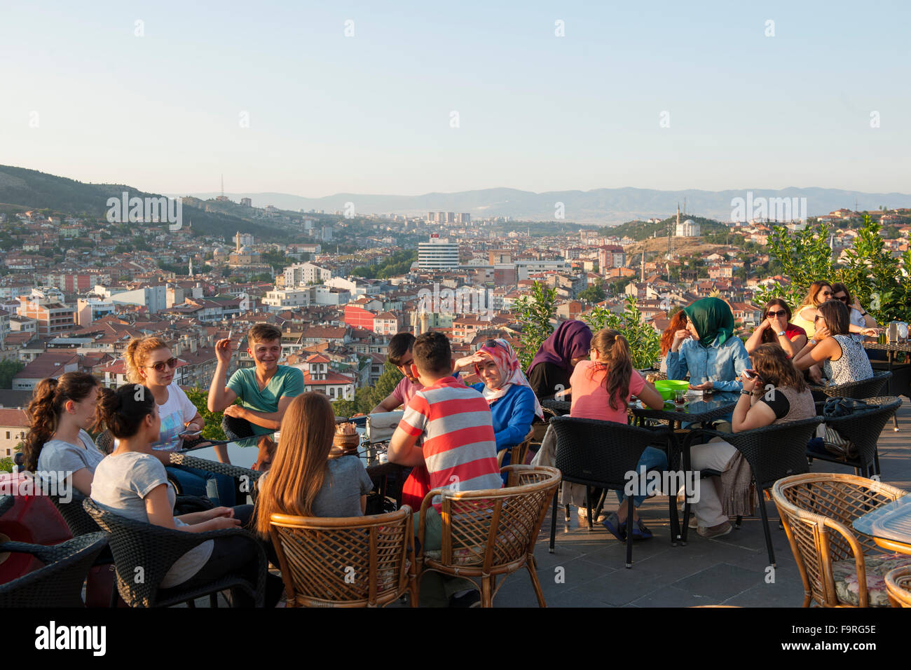 Türkei, westliche Schwarzmeerküste, Kastamonu, Saat Kulesi Cafe am Uhrturm mit Blick über die Stadt. Stock Photo