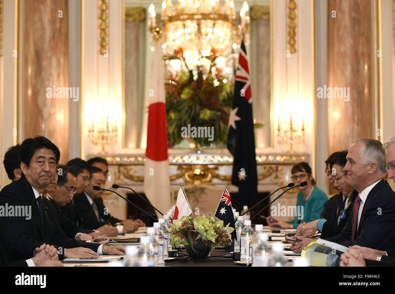 Tokyo. 18th Dec, 2015. Japan's Prime Minister Shinzo Abe (1st L) meets with his Australian counterpart Malcolm Turnbull (1st R) at Akasaka hotel in Tokyo, Japan, Dec. 18, 2015. © Xinhua/Alamy Live News Stock Photo