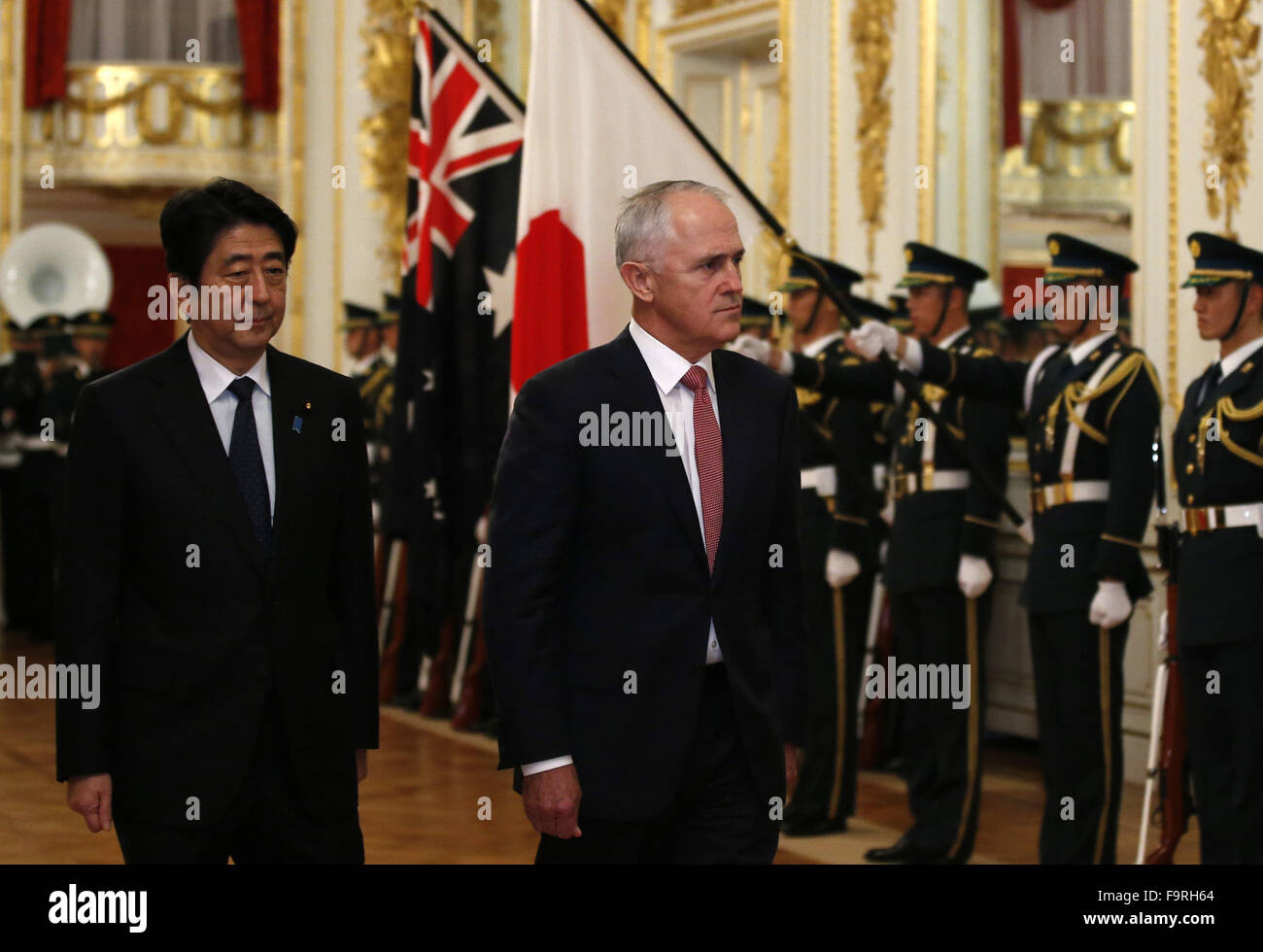Tokyo. 18th Dec, 2015. Japan's Prime Minister Shinzo Abe and his Australian counterpart Malcolm Turnbull review an honor guard ahead of their meeting at Akasaka hotel in Tokyo, Japan, Dec. 18, 2015. © Xinhua/Alamy Live News Stock Photo