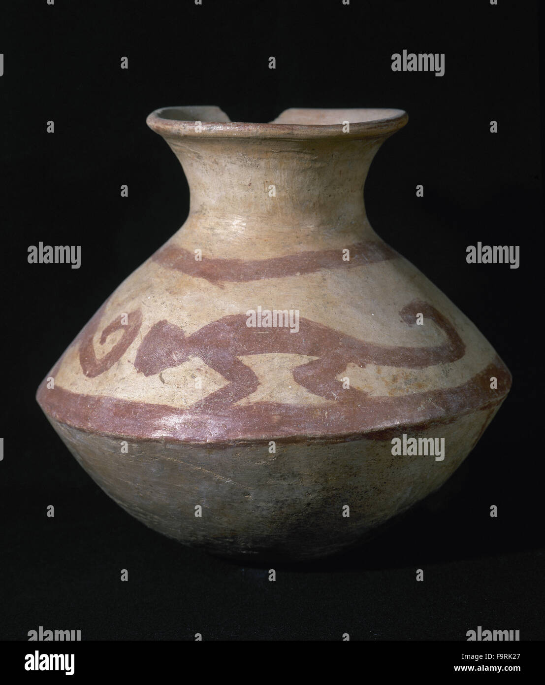 Pre-Columbian art. Pre-Incan. Cuasmal Culture (500-1500 AD). From Ecuador. Ceramic vessel. 23 x 16 cm (diameter).  Private collection. Stock Photo