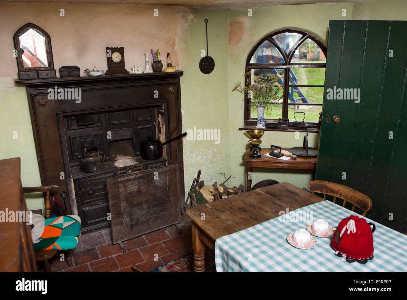 UK, England, Worcestershire, Bromsgrove, Avoncroft Museum, old Little Malvern toll house, living room Stock Photo