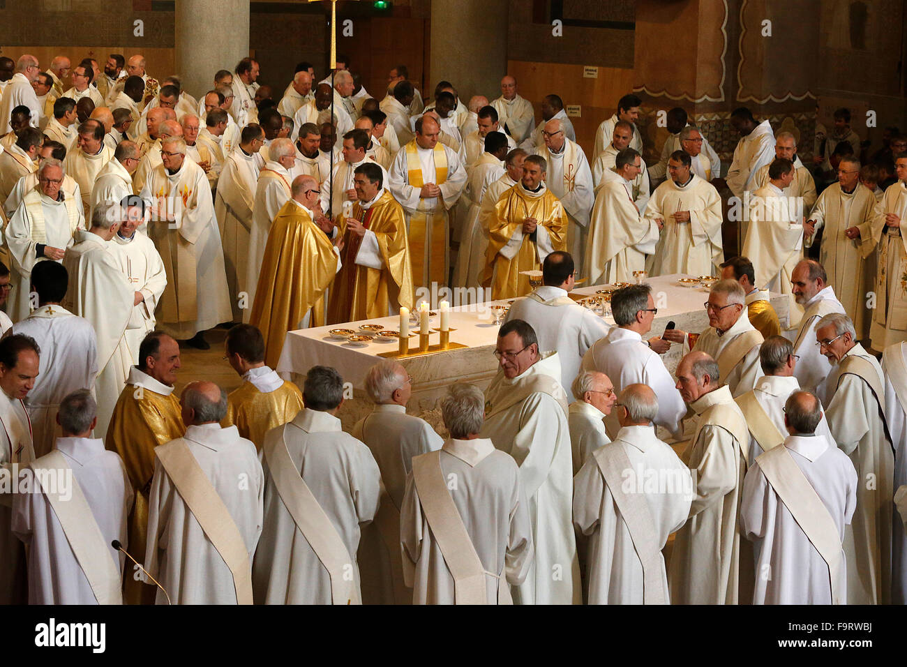 Chrism mass in Sainte Genevieve's cathedral, Nanterre Stock Photo Alamy