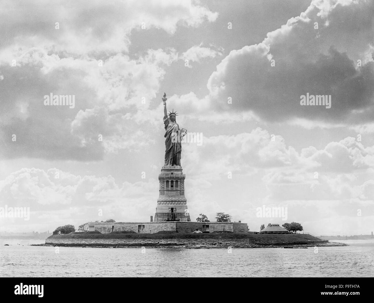 Vintage statue of liberty 1900s new york harbor Black and White Stock