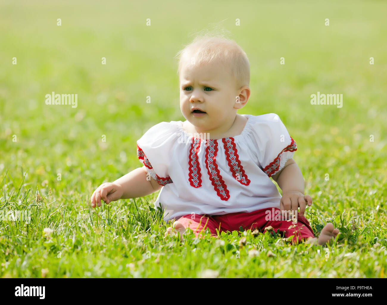 Baby in russian folk clothes on summer meadow Stock Photo - Alamy