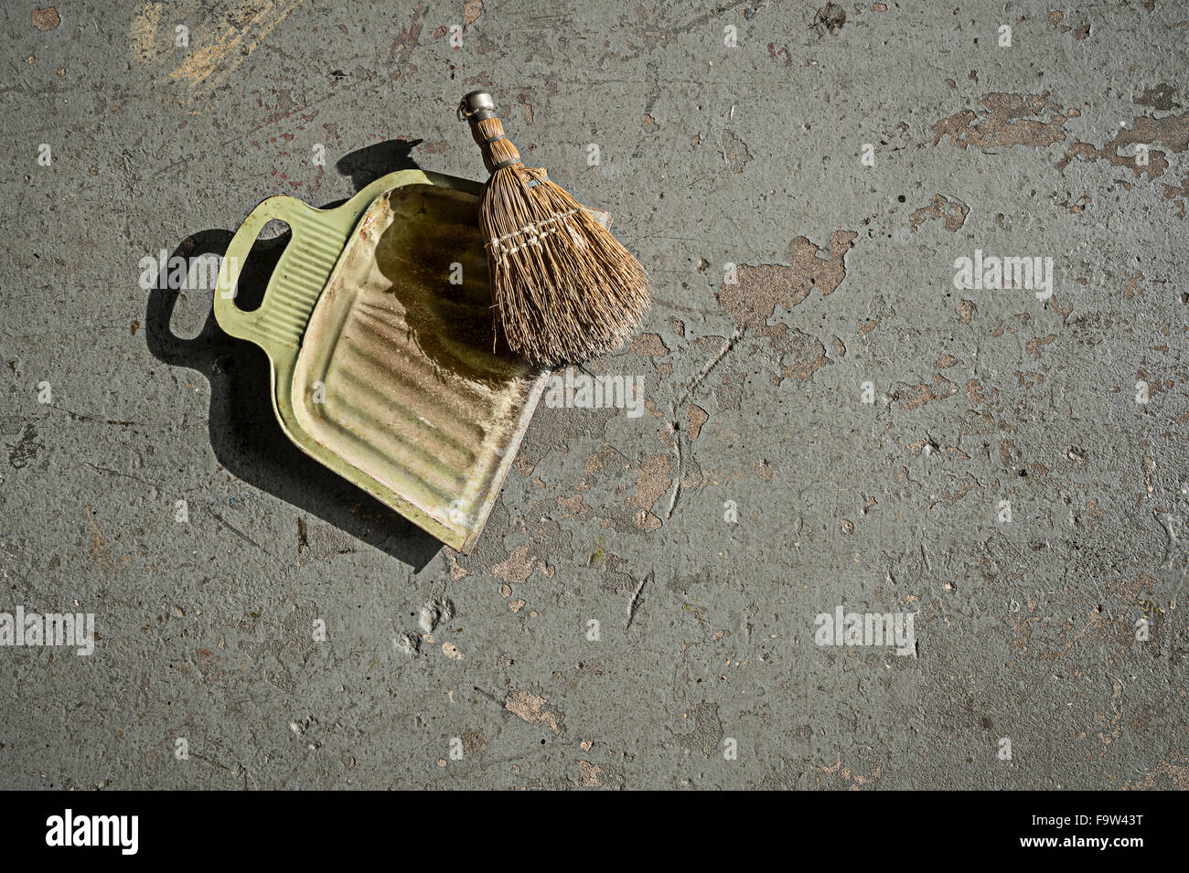 Dust pan hires stock photography and images Alamy