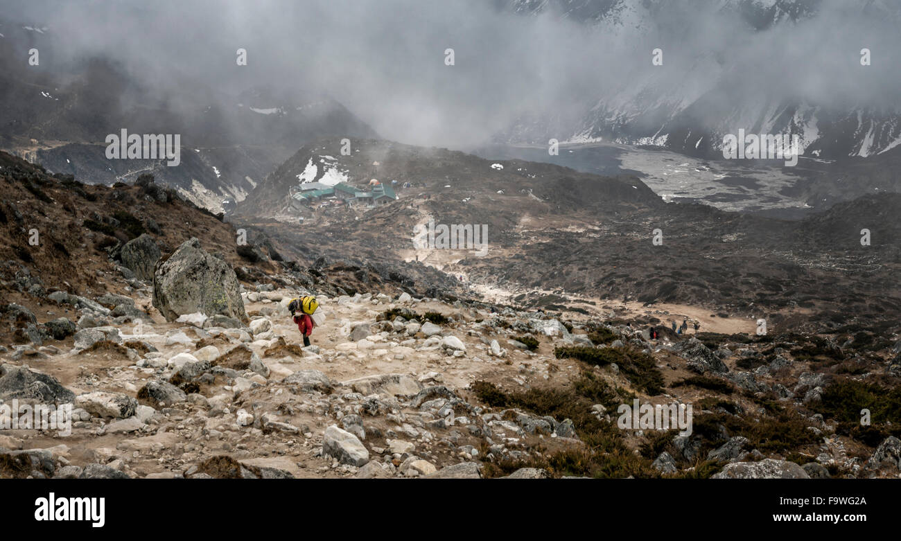 Nepal, Himalaya, Khumbu, Dughla, carrier on hiking trail Stock Photo