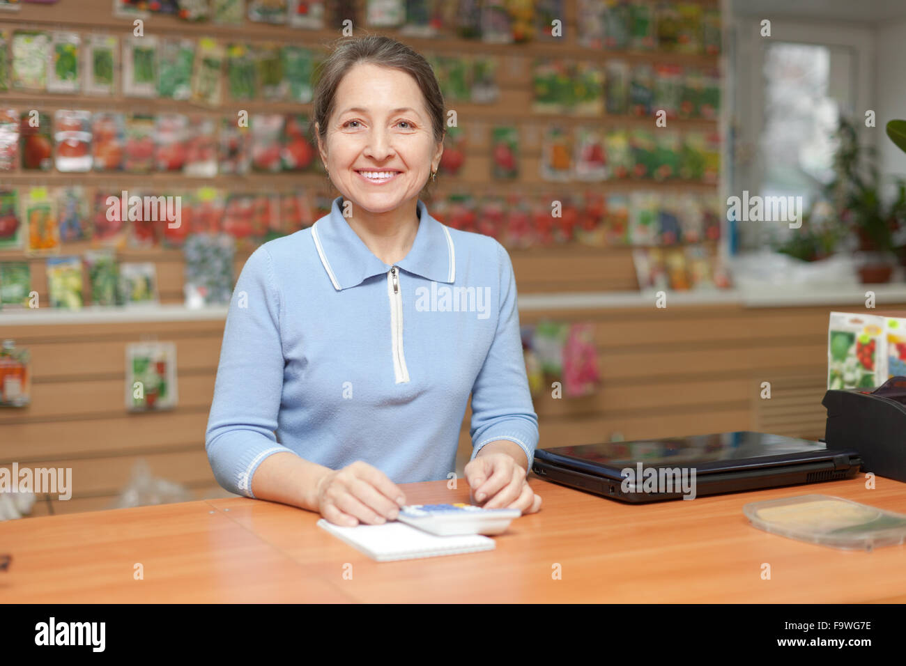 Прилавок магазина садовод. Семена продавец. Магазин сувениров продавец. Продавец в цветочном магазине. Торговля семечками.