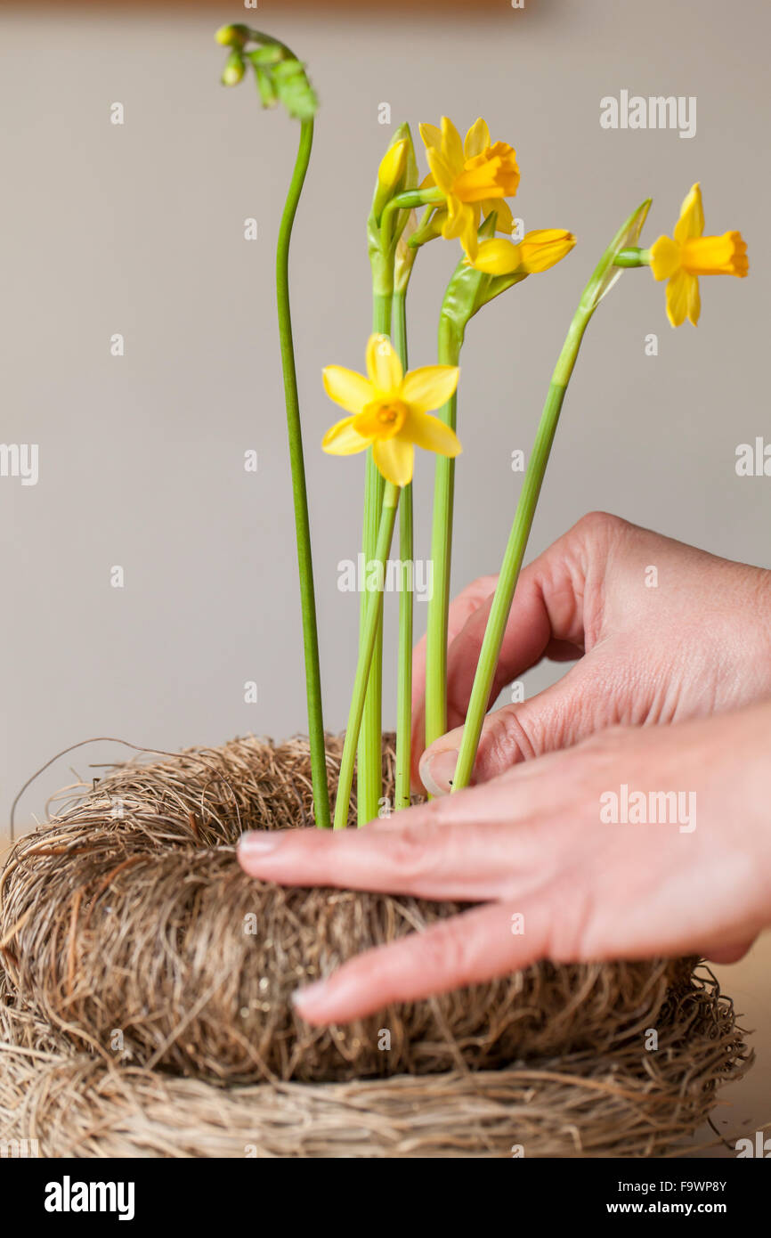 Material two different straw wreaths, oasis, scissors, bowl, water
