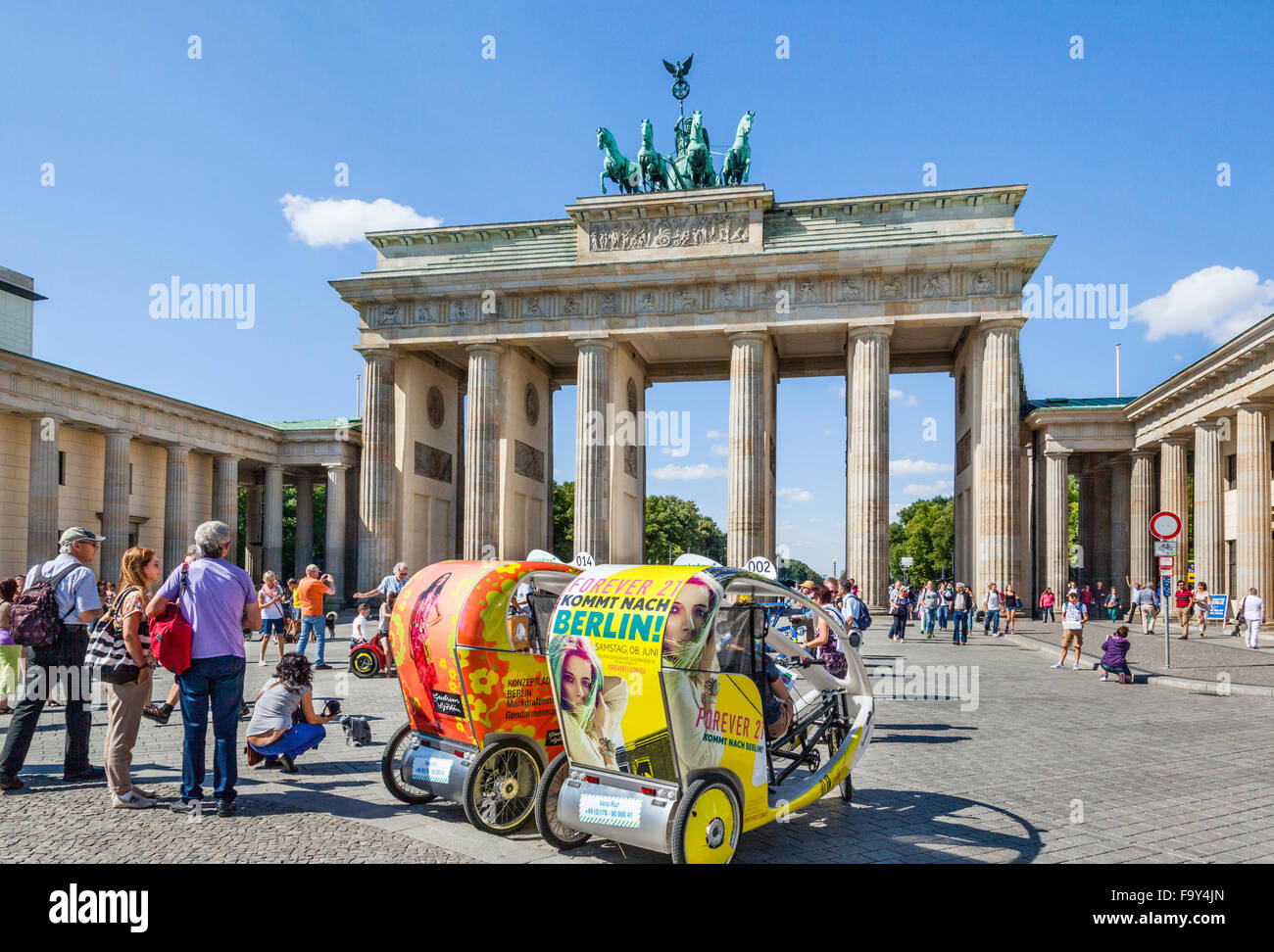 Germany, Berlin Mitte, pedicabs awaiting sightseeing fares at Pariser Platz, Brandenburg Gate Stock Photo