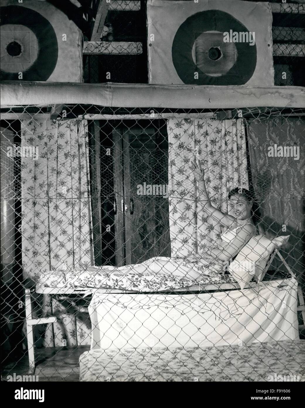 1968 - Maureen is in and out of bed all day: zazaiz ''Safely'' behind hor wiro, Maureon Sutton sits up in bed. She's ''safe'' only from the 'amunition' thrown at the targets above her. As soon as one hits the bull, an electric currents one rates the tiping machine and Maureen is hurled from bed, onto the waiting mattress. © Keystone Pictures USA/ZUMAPRESS.com/Alamy Live News Stock Photo