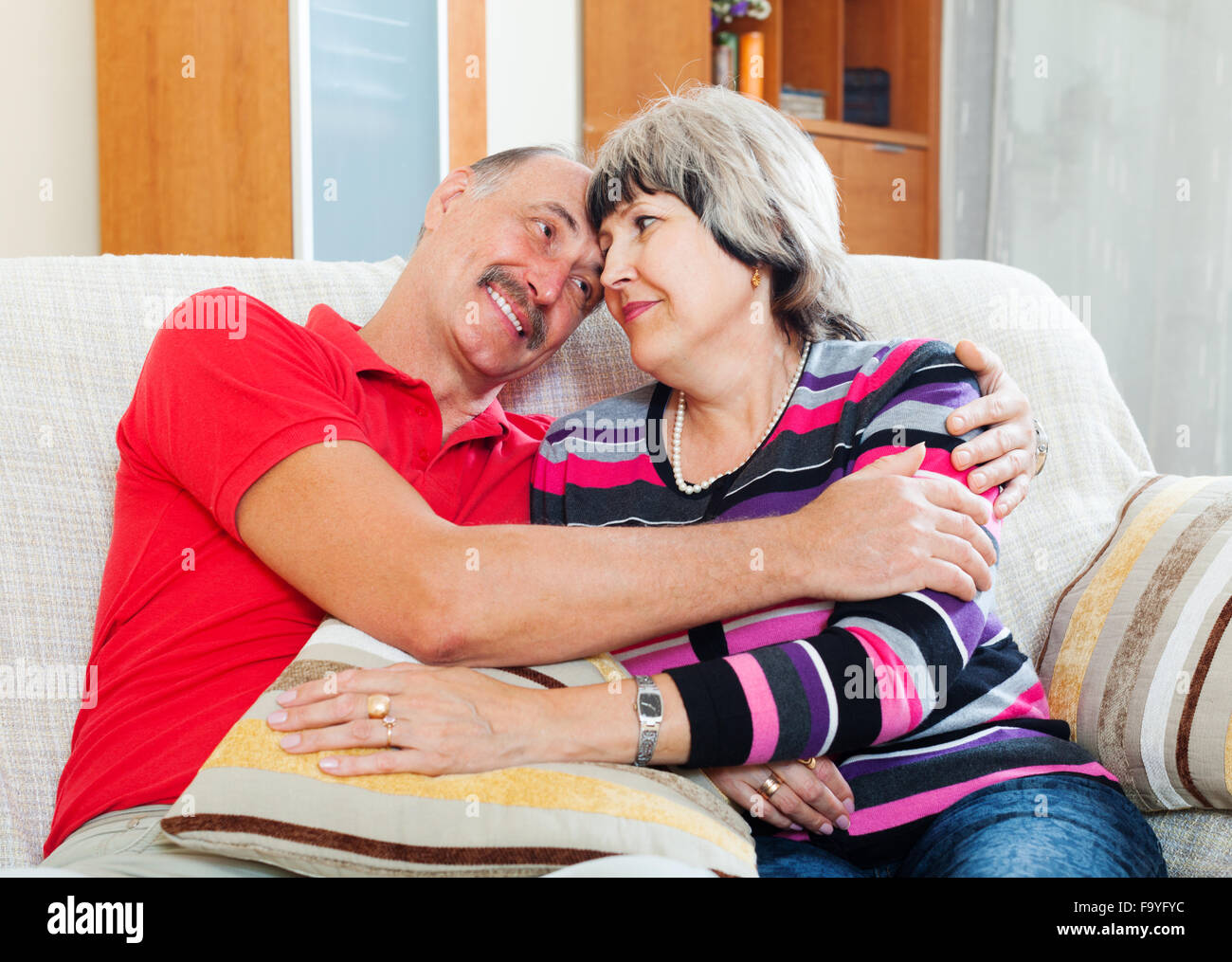 Happy mature couple on couch hi-res stock photography and images - Alamy