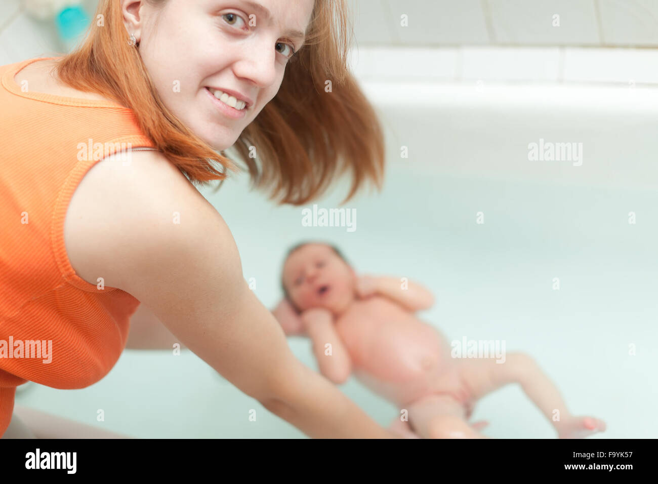 Мама в ванной рассказ. Мать купает дочь. Мама купает дочку фото. Мама купает дочку в ванной. Купаю дочь.