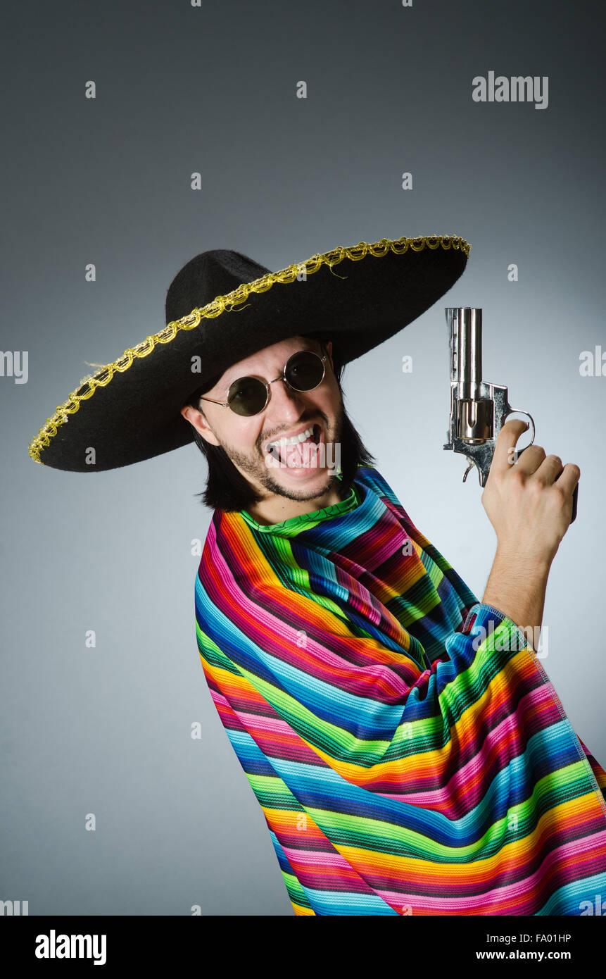 Mexican with gun wearing sombrero Stock Photo - Alamy