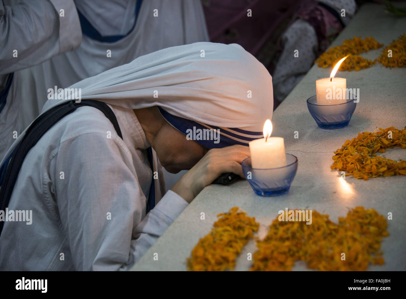 Missionary of Charity sister prays at the tomb of Mother Teresa in Kolkata, India Stock Photo