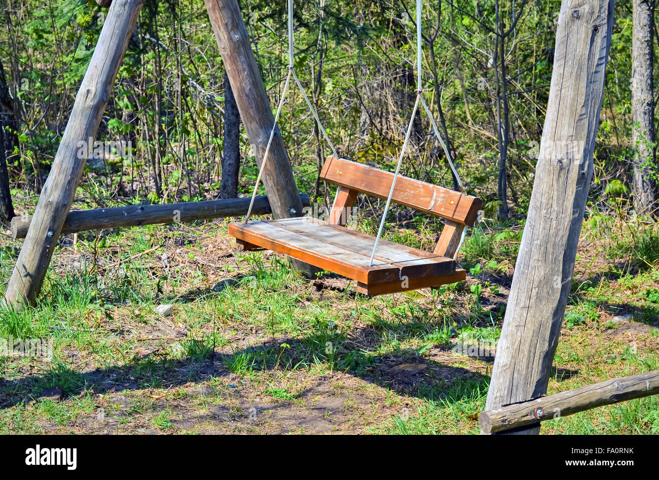 vand blomsten ondsindet barndom Handmade wooden hanging swing in the nature near the forest Stock Photo -  Alamy