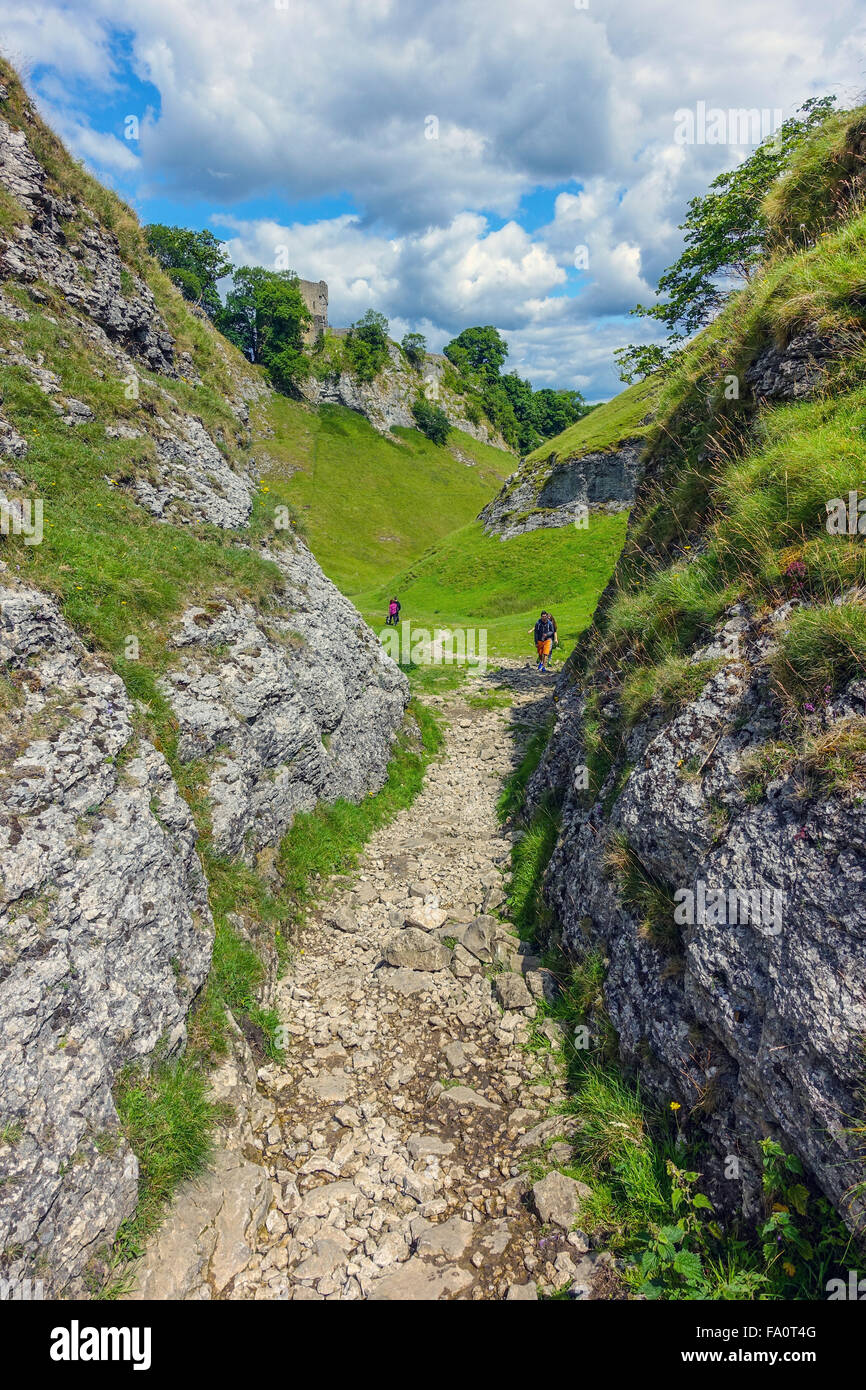 Walkers hikers in Cavedale with Pevril Castle, Castleton Stock Photo
