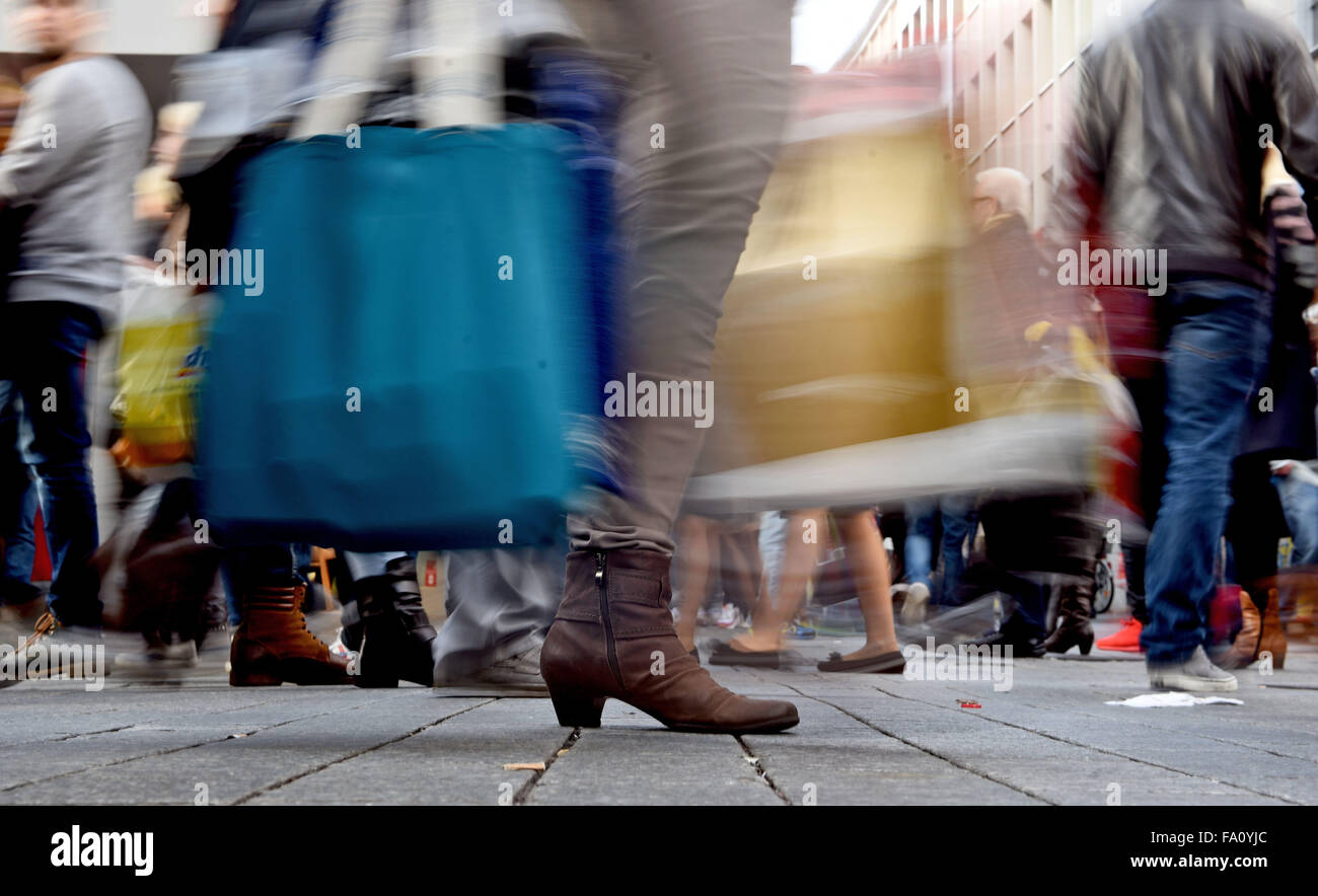 Cologne, Germany. 19th Dec, 2015. Passers by carry their Christmas shopping in bags in Cologne, Germany, 19 Decemeber 2015. The Christmas shopping rush is in full swing. Photo: Henning Kaiser/dpa Credit:  dpa picture alliance/Alamy Live News Stock Photo