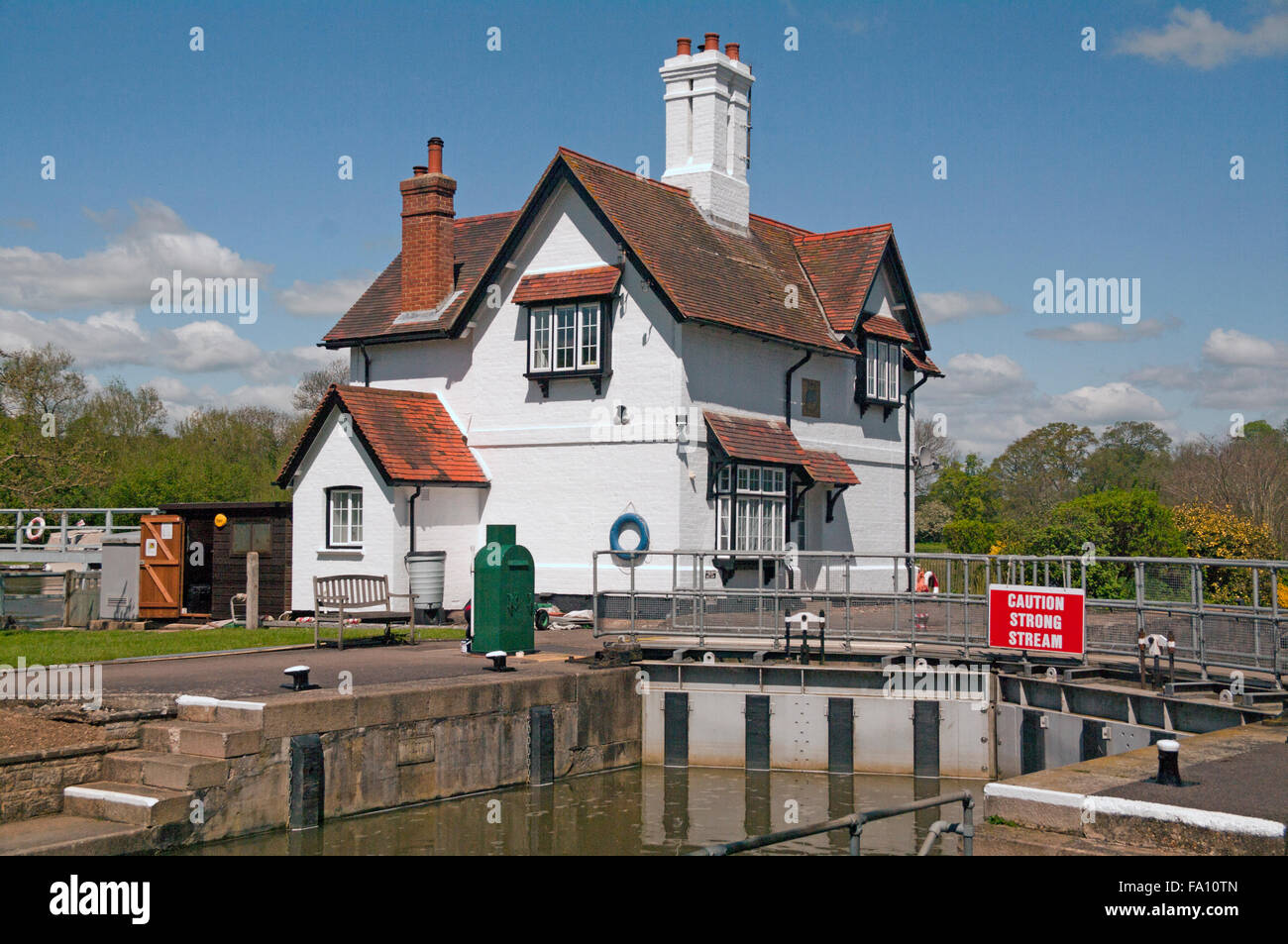 Goring Lock, River Thames, Lock Keepers House, Oxfordshire, England