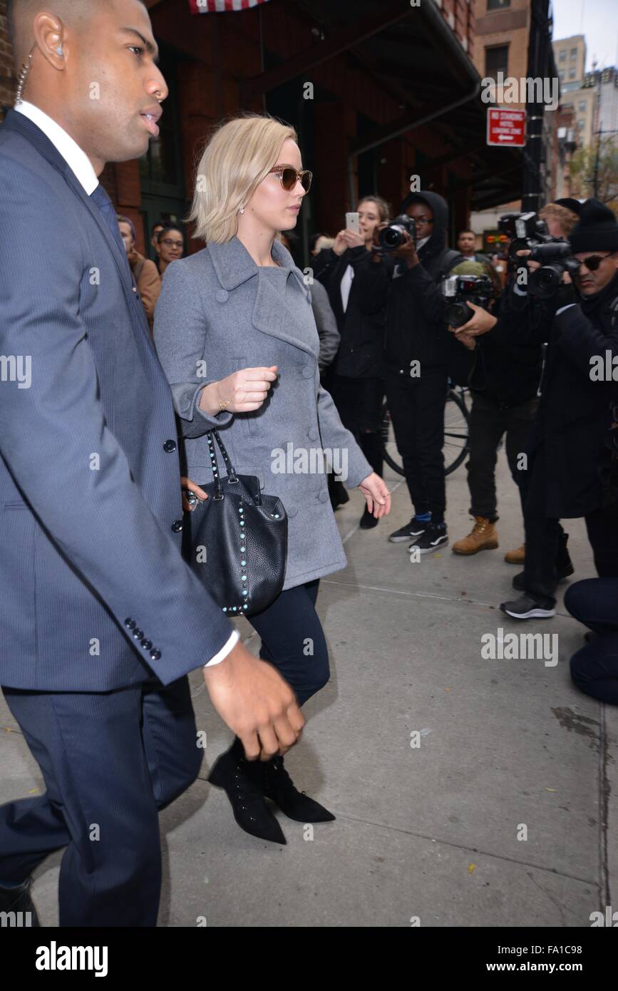 Jennifer Lawrence wearing a grey blue coat, sunglasses and carrying a Stock  Photo - Alamy