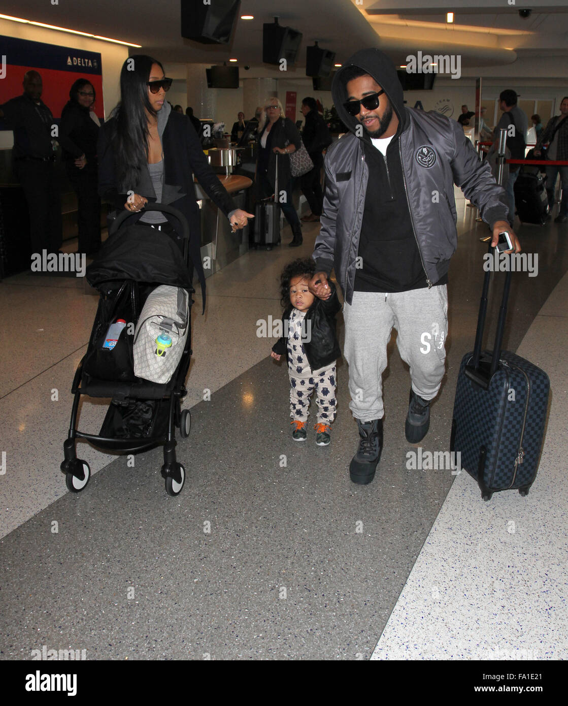Lead singer of R&B boy band B2K, Omarion departs on a flight from Los Angeles International Airport (LAX) with family  Featuring: Omari Grandberry, Omarion, Apryl Jones, Megaa Omari Where: Los Angeles , California, United States When: 18 Nov 2015 Stock Photo