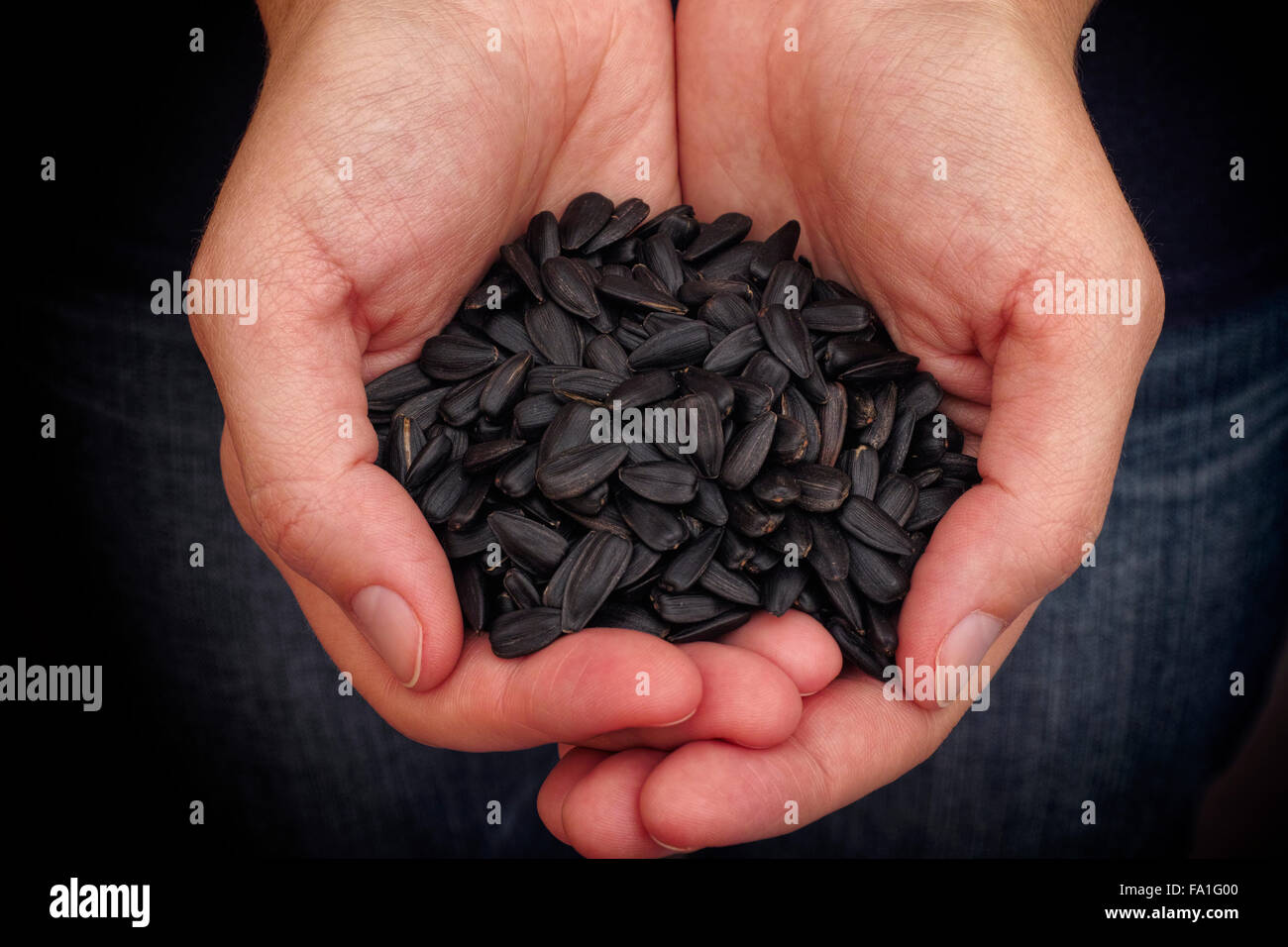 жменя семечек. сыпать семечки. зерно в руках. семена в руке. сыпать.