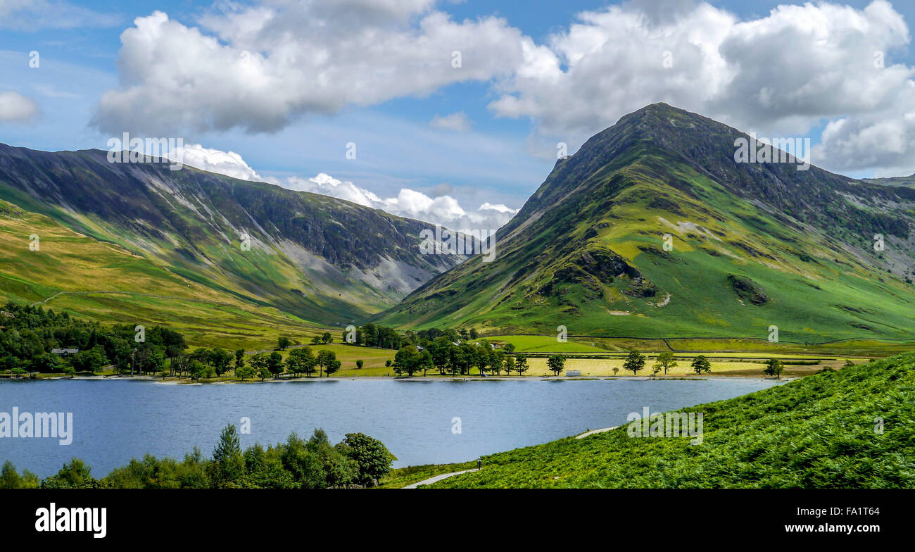 Dramatic photograph looking over Buttermere Lake to Fleet with Pike Stock Photo