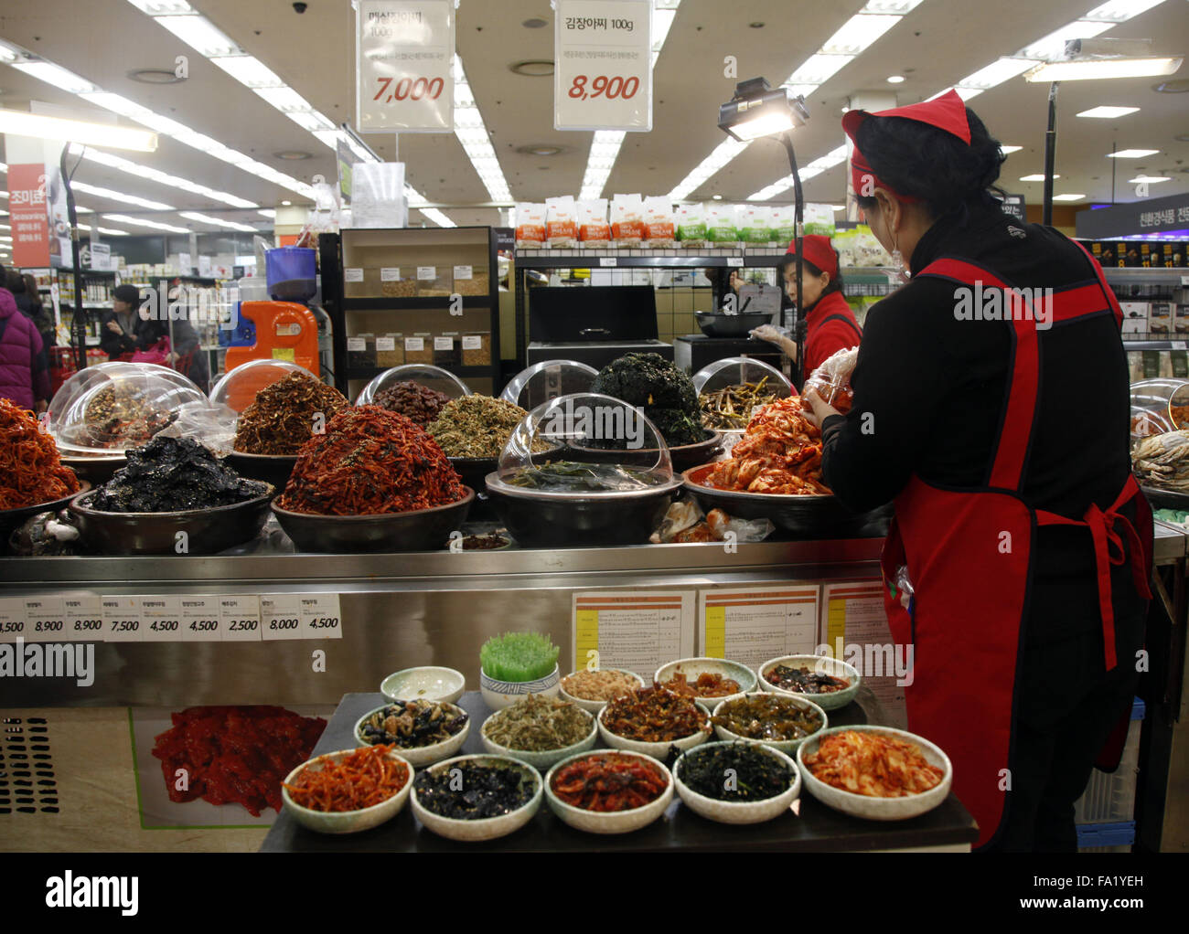 Seoul, Seoul, South Korea. 20th Dec, 2015. Photo taken on Dec. 20, 2015 shows a saleswoman selling pickled vegetables at a supermarket in Seoul, the Republic of Korea (ROK). China's free trade agreement (FTA) with the ROK took effect on Dec. 20, 2015. Under the deal, Seoul and Beijing will eliminate tariffs on more than 90 percent of traded goods within 20 years. © Yao Qilin/Xinhua/Alamy Live News Stock Photo