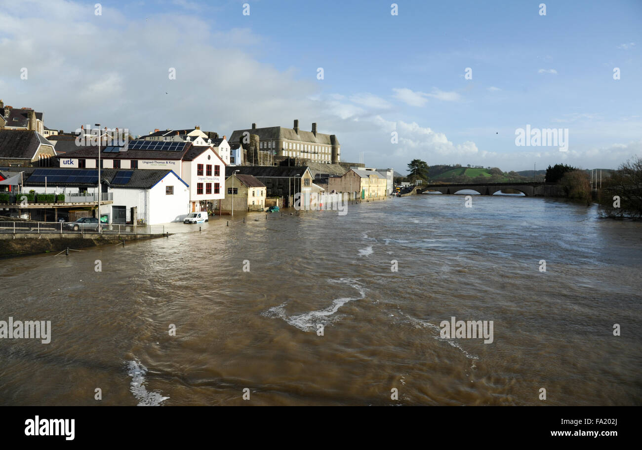 South Wales, UK, Sunday 20th December 2015. The river Towy bursts its banks on Carmarthen quayside and floods the low lying surrounding land following prolonged heavy rain during Saturday in Carmarthenshire, west Wales UK. View overlooking river Towy from pedestrian footbridge. Credit:  Algis Motuza/Alamy Live News Stock Photo
