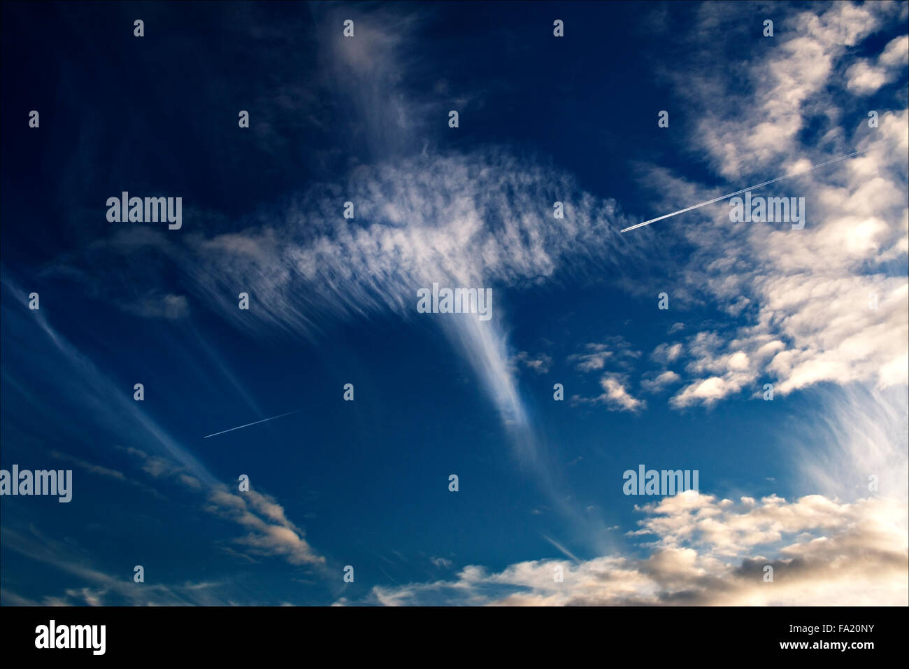 Flight paths hi-res stock photography and images - Alamy