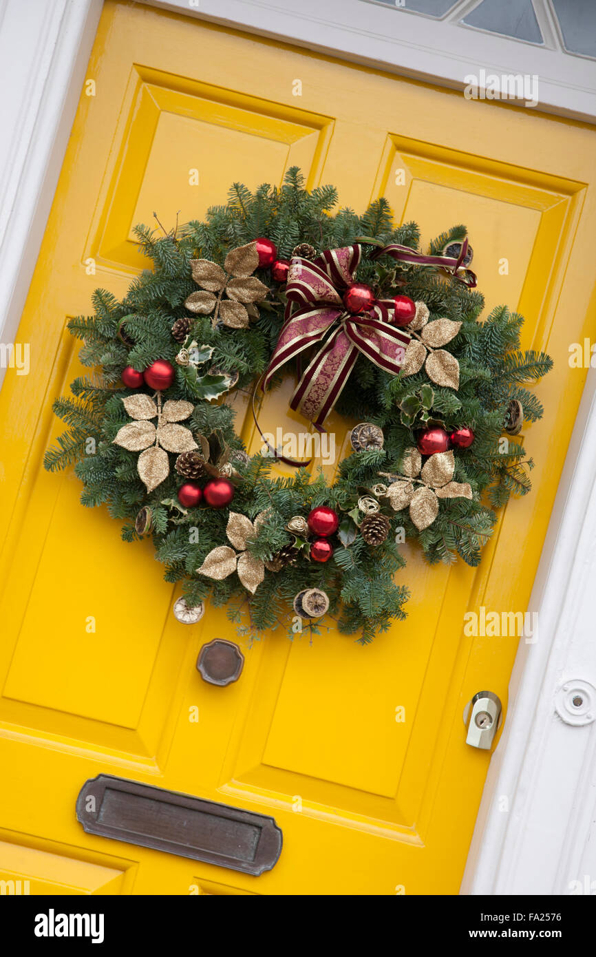 Christmas Reef on Yellow Front Door Stock Photo - Alamy
