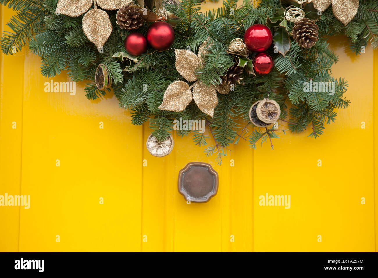Christmas Reef on Yellow Front Door Stock Photo - Alamy